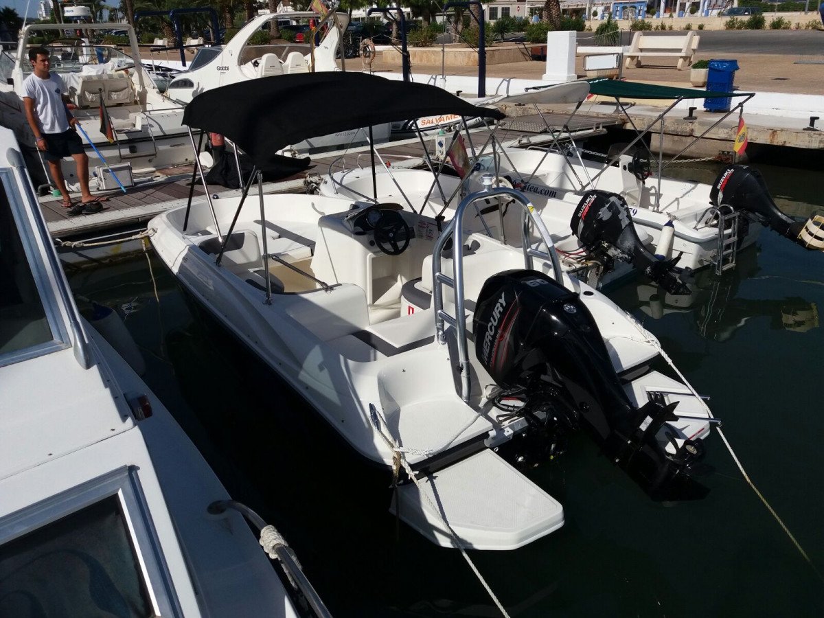 Full-day motorboat rental in Alicante Bay