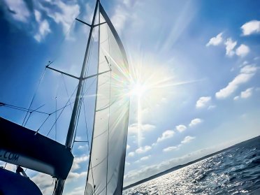 Brezza, mare e libertà: un'indimenticabile giornata all-inclusive in barca a vela a Mahón