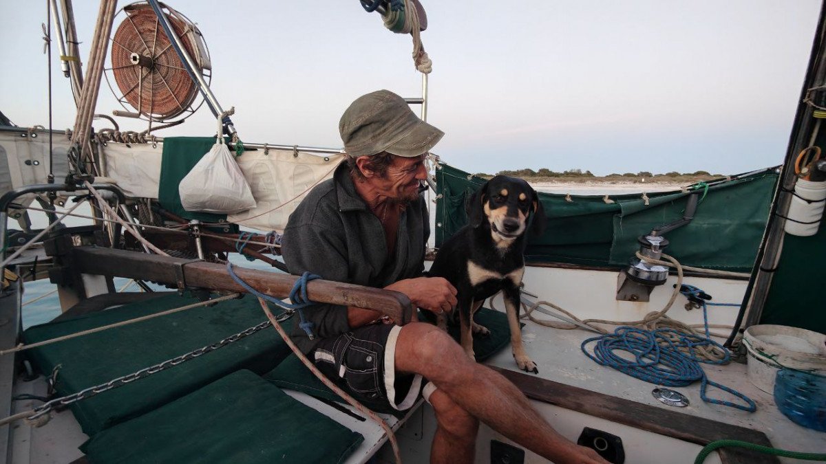 Explora las aguas cristalinas y las playas de arena blanca de las islas Pitiusas en un barco clásico