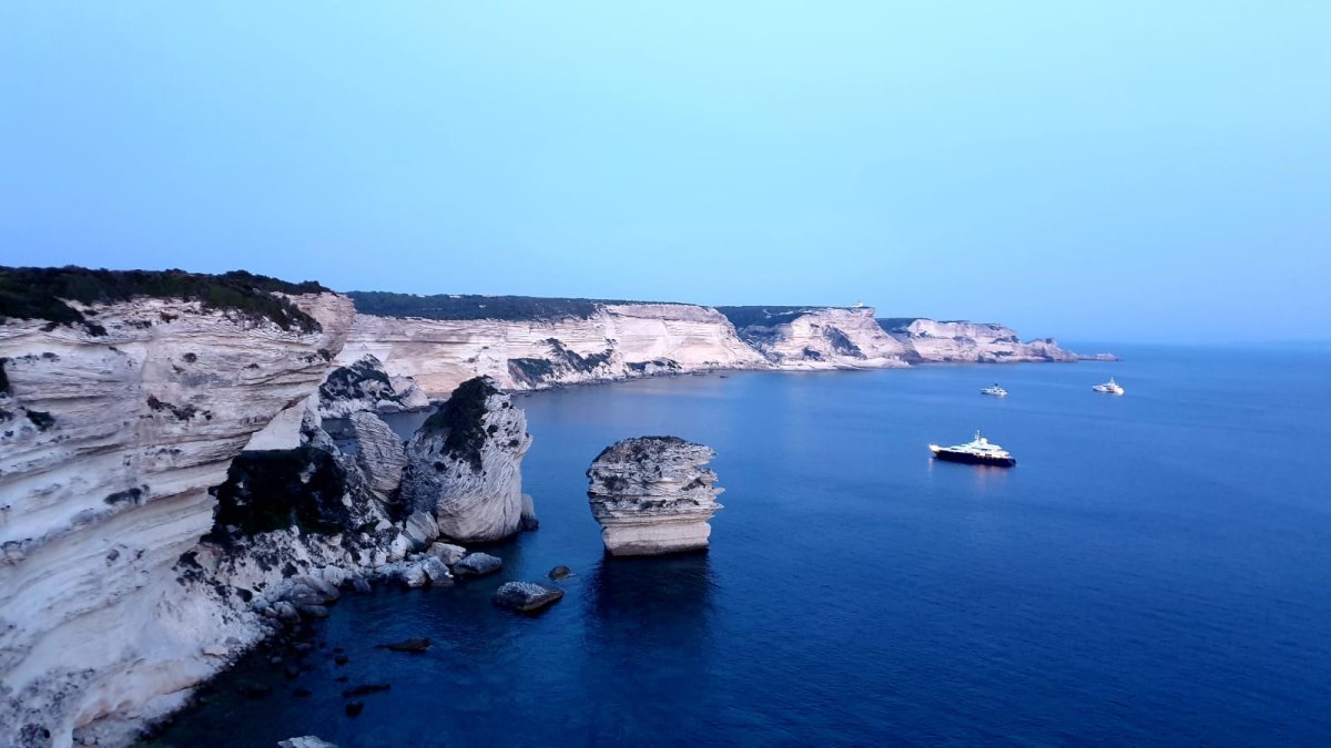 Vista de un catamarán en el mar