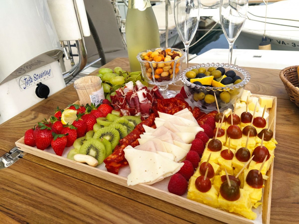 Vivi un tramonto romantico su un veliero a Ibiza