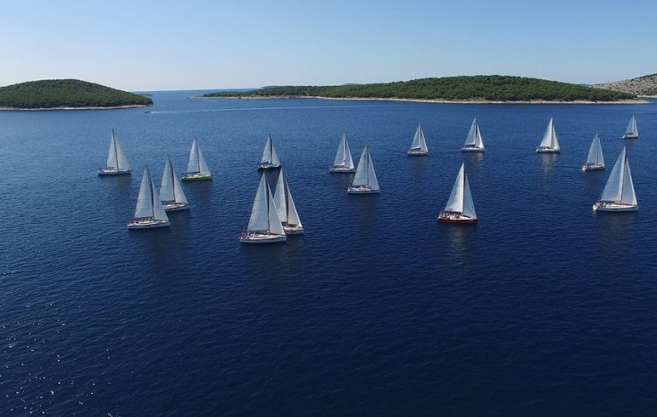 Compite como tripulante en regatas a vela