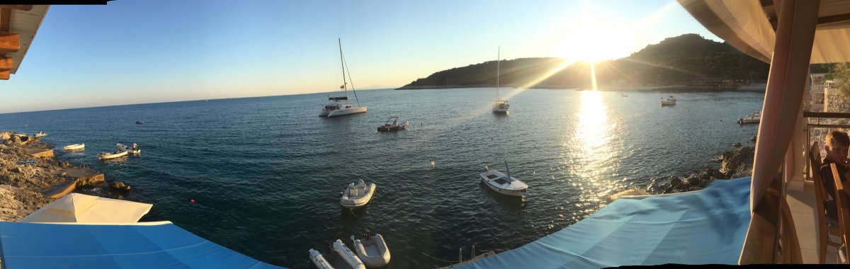 Segeln Sie durch die kristallklaren Gewässer der Adria auf einer Bootsfahrt nach Kroatien