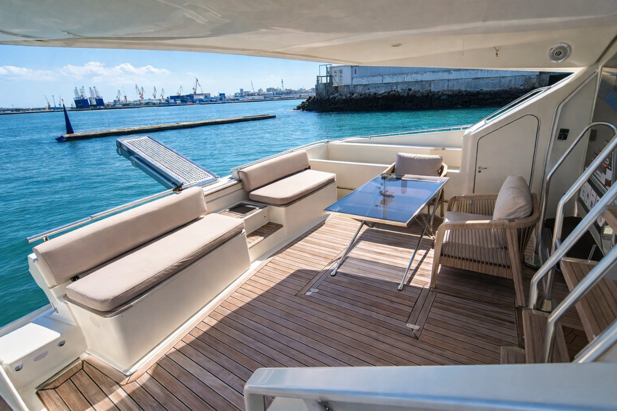 Sunbathing and boat tours in the Bay of Cadiz