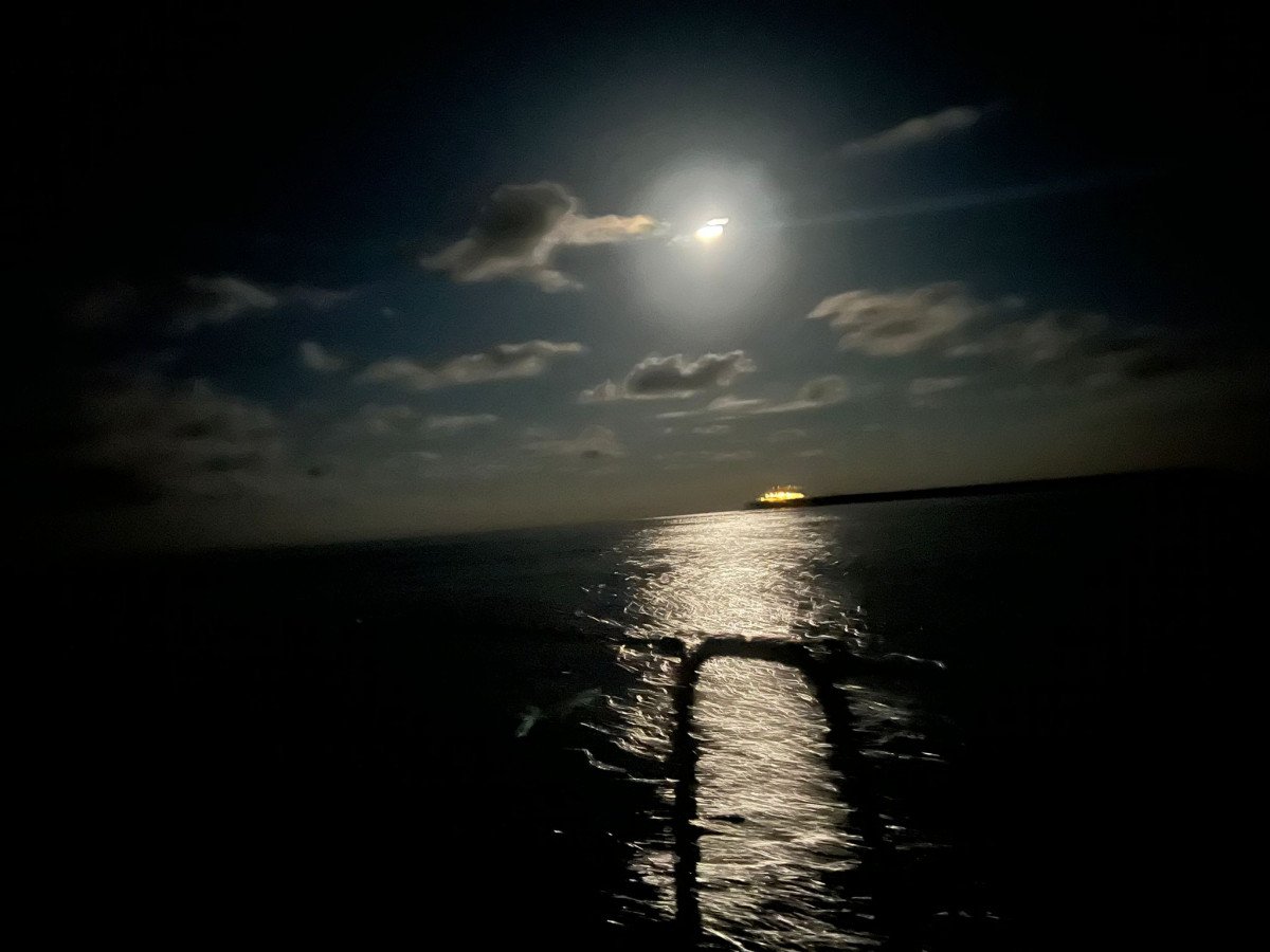 Una traversata in barca a vela da Ibiza a Benalmádena, godendo del sole e del mare