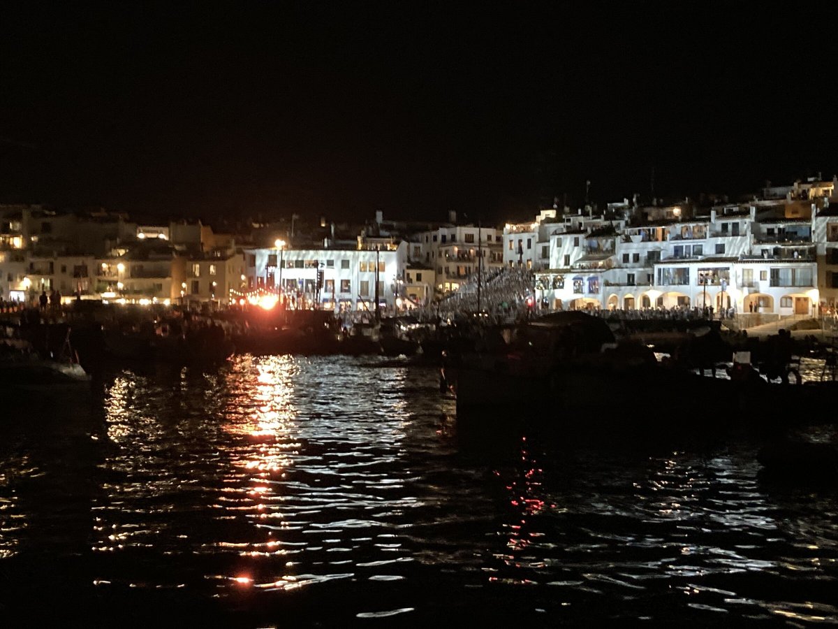 Erkunden Sie die atemberaubende Küste mit einem Segelboot