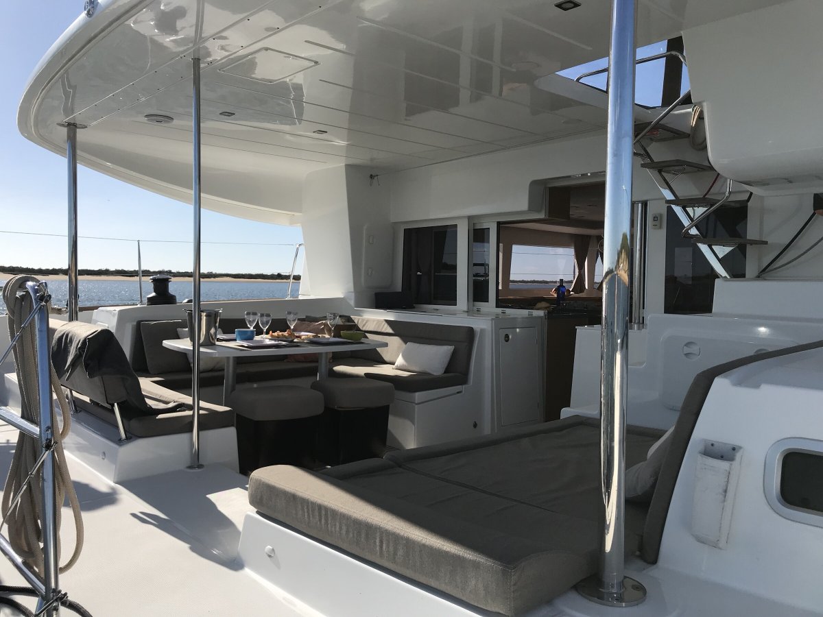 Erkunden Sie die kristallklaren Gewässer von Ibiza und Formentera an Bord eines Lagoon 450s