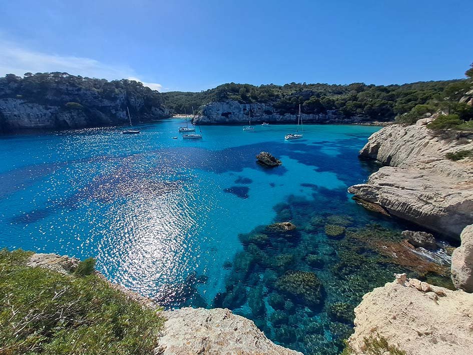 Boote segeln in der Bucht von Pollença während der Regatta