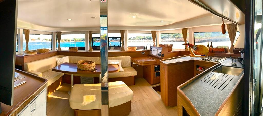 Godere del tramonto da un Lagoon 42