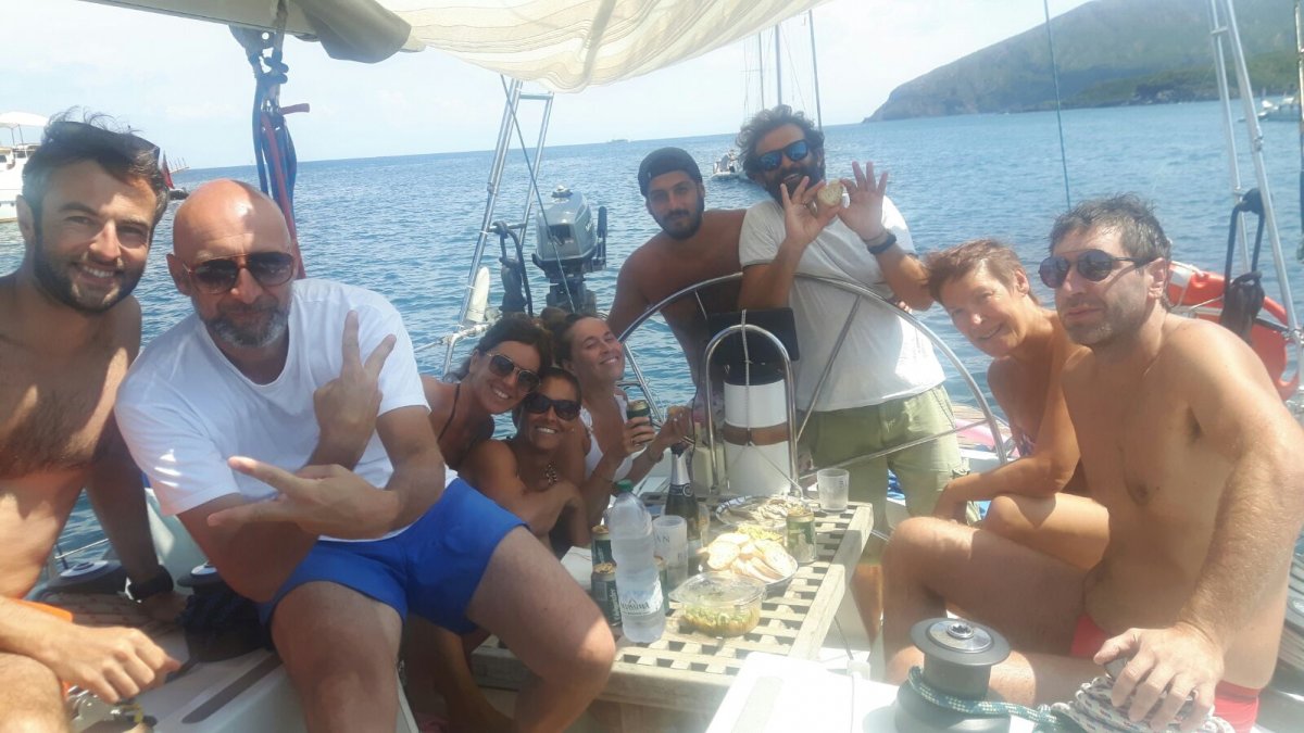 Navegando en las aguas azules de Cerdeña.