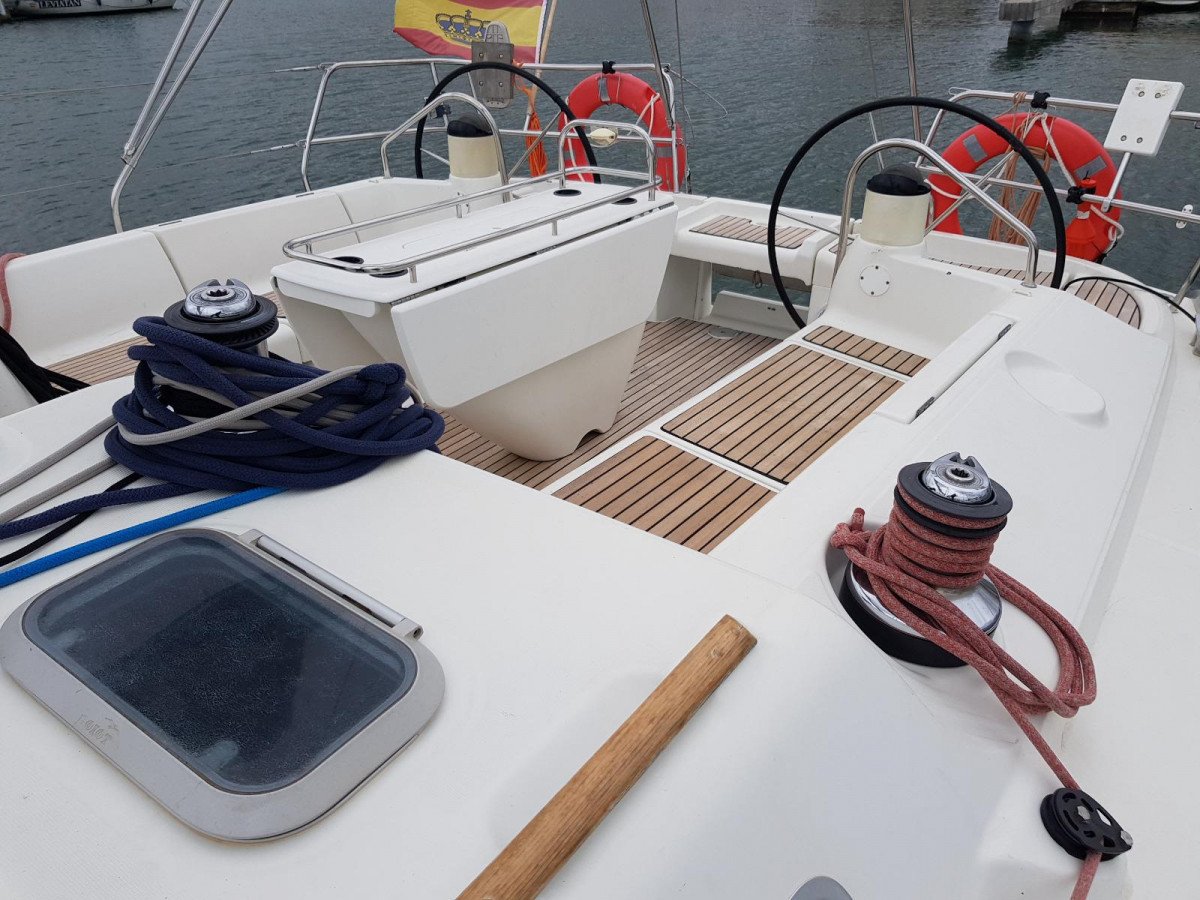 Sailboat - Jeanneau - 4 cabins