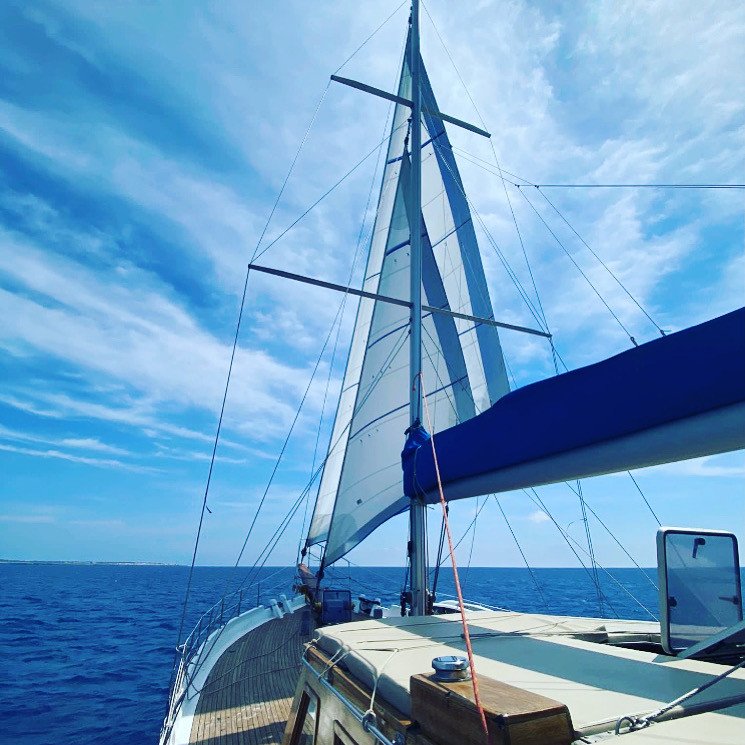 Segeln Sie entlang der Küsten von Menorca auf einer klassischen Schooner