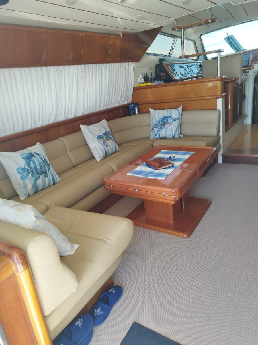 Cruise around the Bay of Cadiz in a luxurious boat