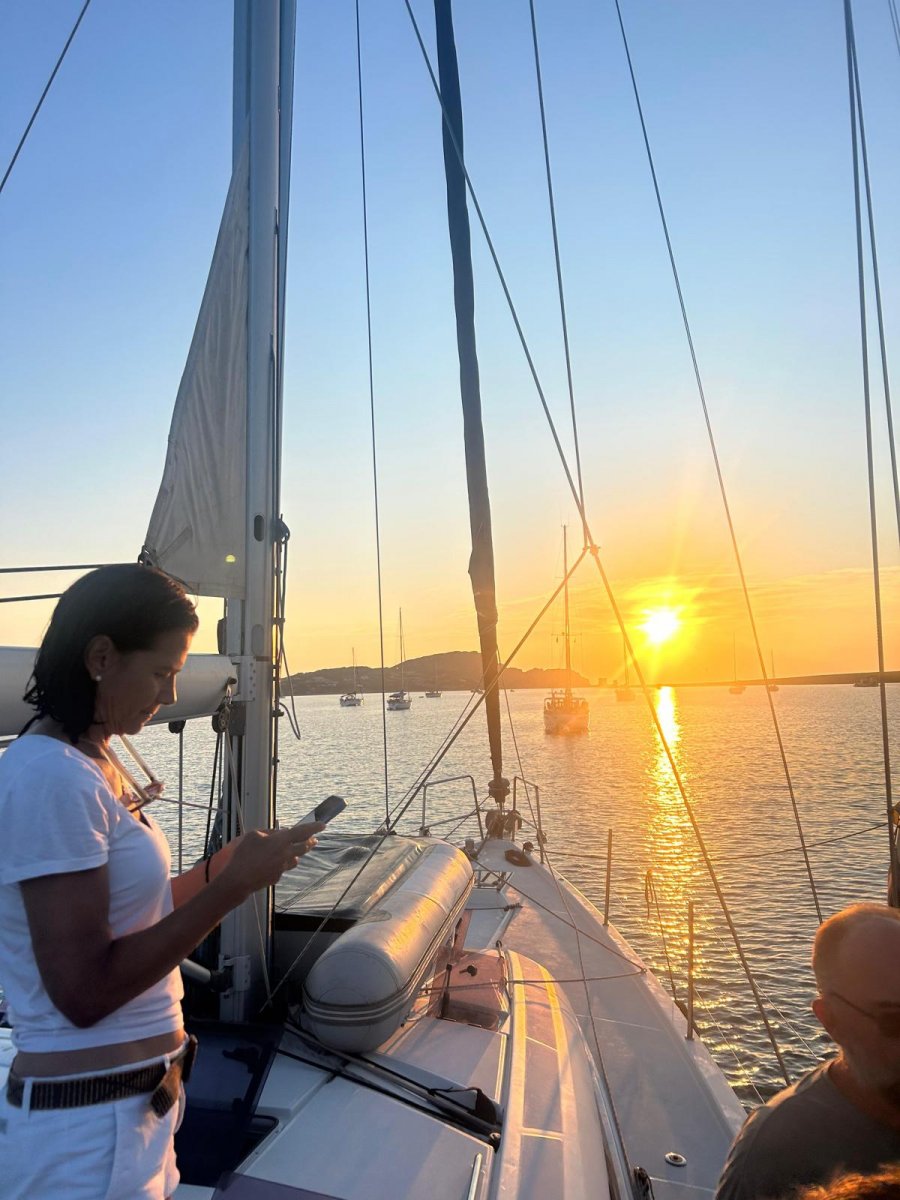 Barco de navegación en aguas cristalinas de Cerdeña