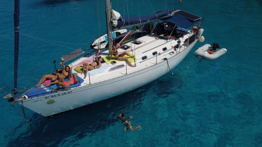 Segelboot auf hoher See