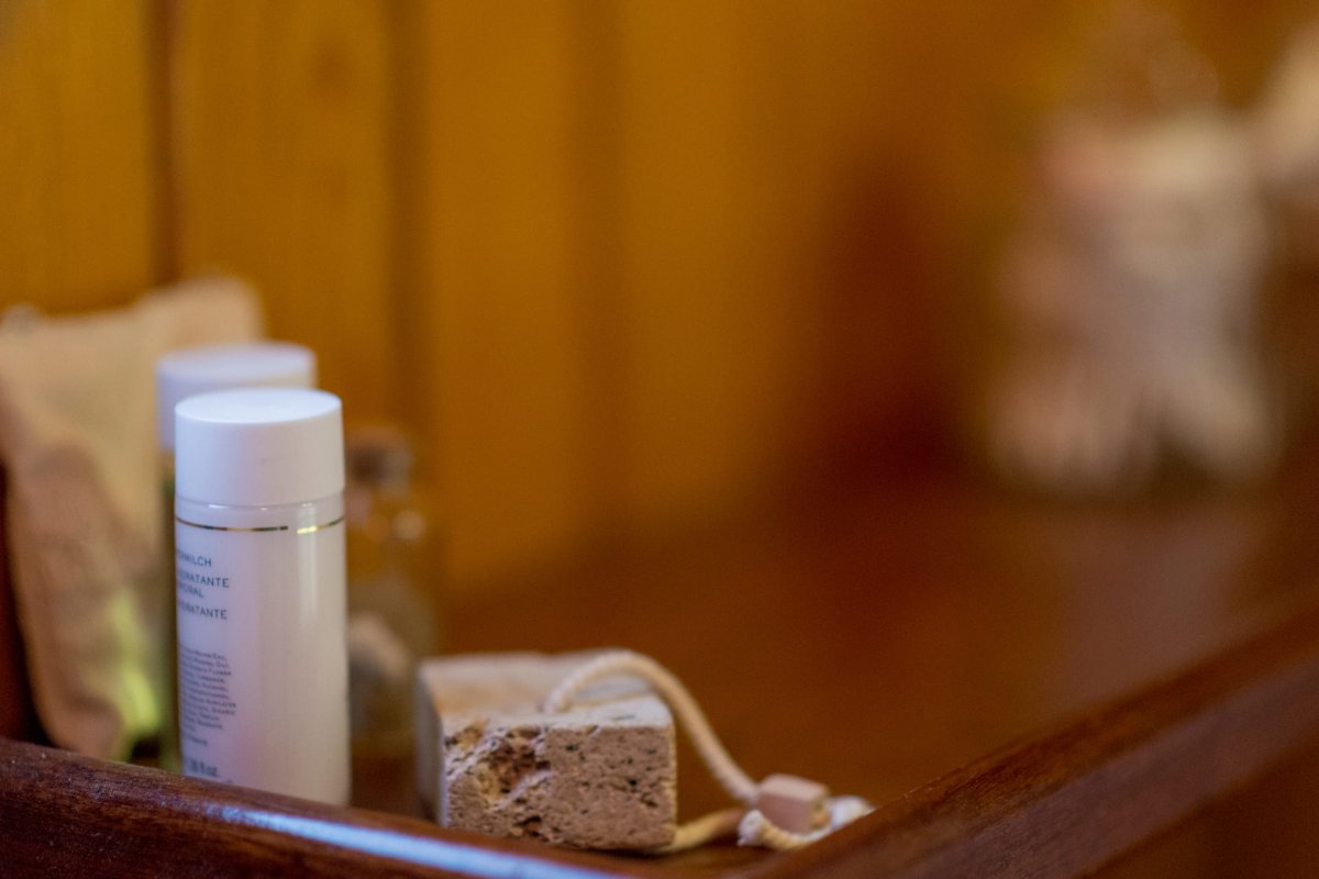 Gita in barca lungo la costa montuosa e rocciosa del Montenegro