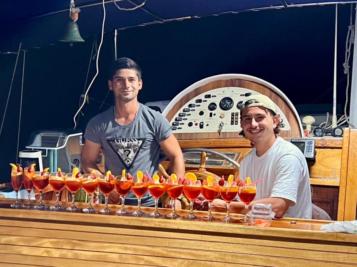 Disfrute de la belleza del mar y las montañas en un crucero en cabina