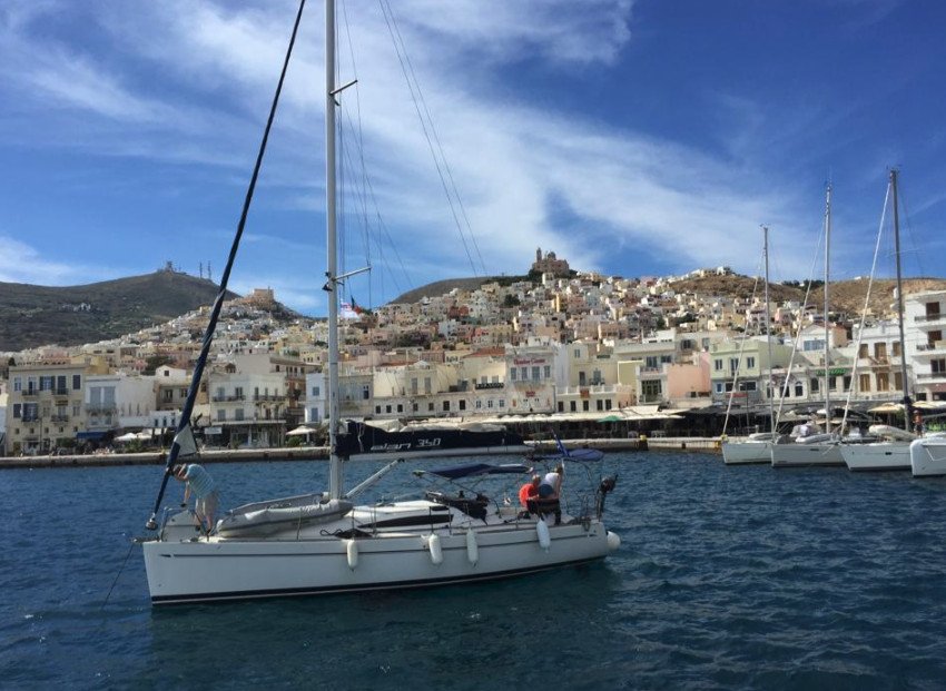 Disfrutar de la cultura y la comida locales durante un crucero por Grecia