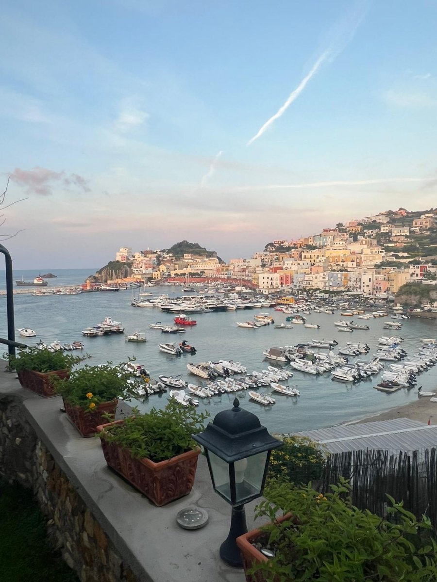 Uno spettacolare scorcio della costa delle isole Pontine