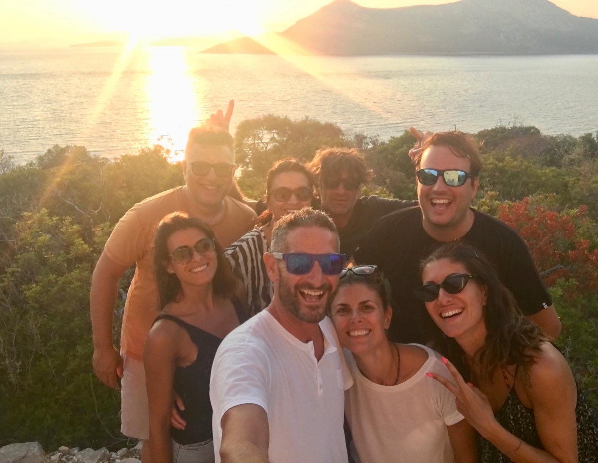 Un viaggio rilassante attraverso le Isole Ionie con una hostess a bordo.