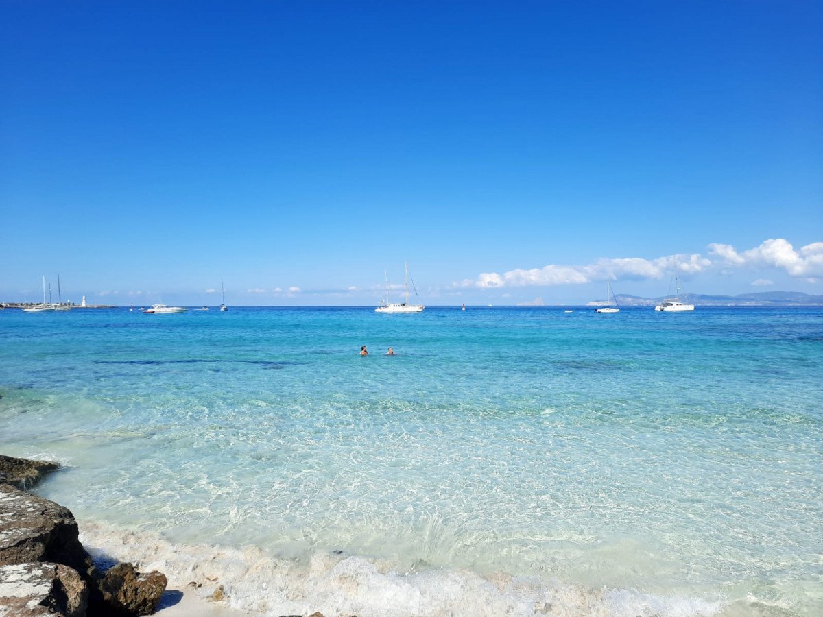 Disfruta-de-playas-en-Ibiza-y-Formentera