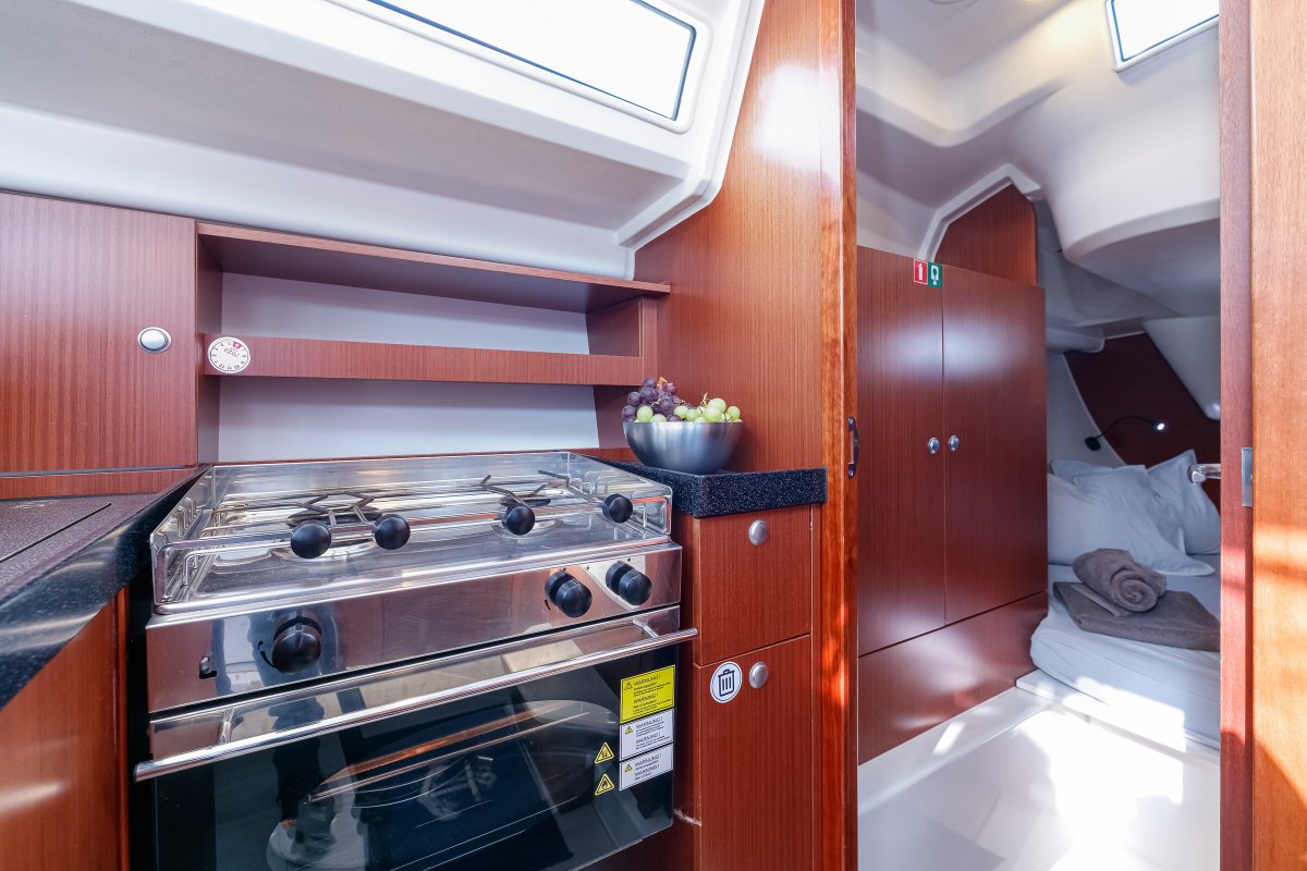 Sailboat - Hanse - 2 cabins