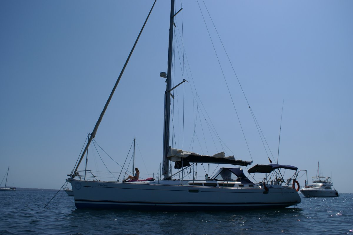 Genießen Sie die natürliche Schönheit von Menorca vom Meer aus