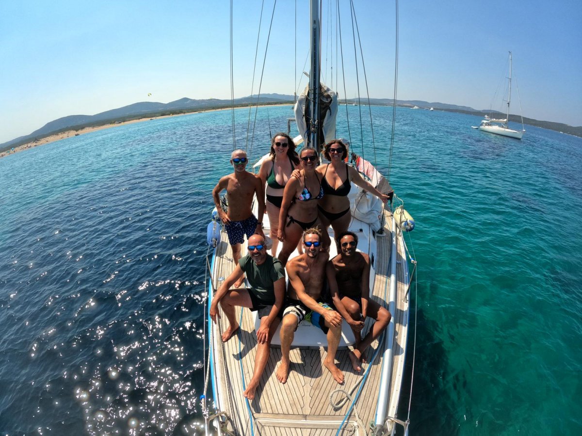 Segeln in kristallklaren Gewässern