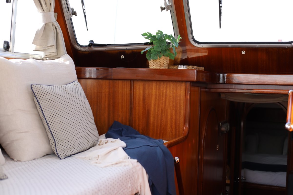 Barcos en mar abierto navegando hacia Jávea