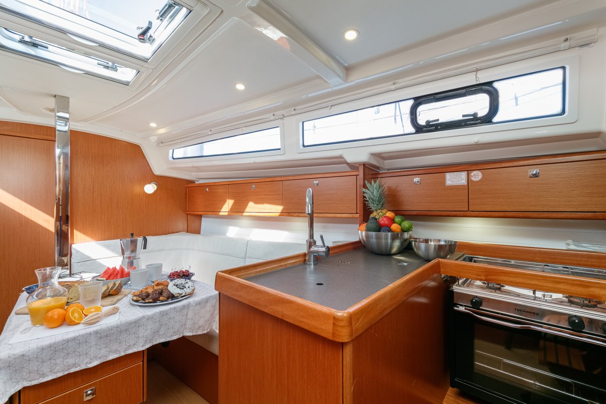 Segelboot an der Küste der Rías Baixas