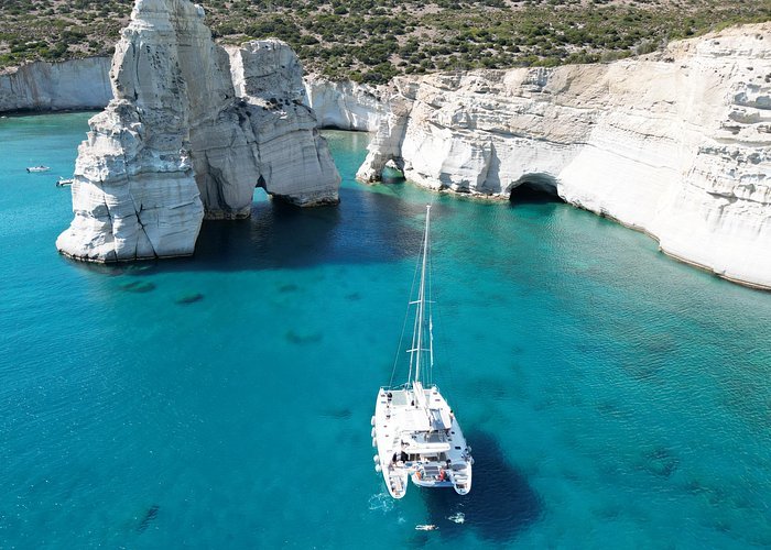 Segelboot in den malerischen griechischen Inseln