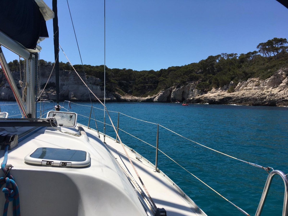 Navegando en el Mediterráneo en un velero