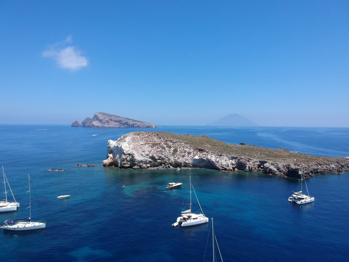 Scopri i tesori nascosti delle Isole Eolie con un'avventura in barca a vela