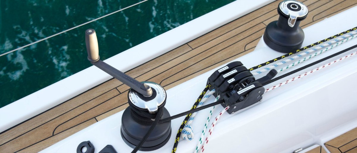 Navigazione in barca nel Mar Mediterraneo