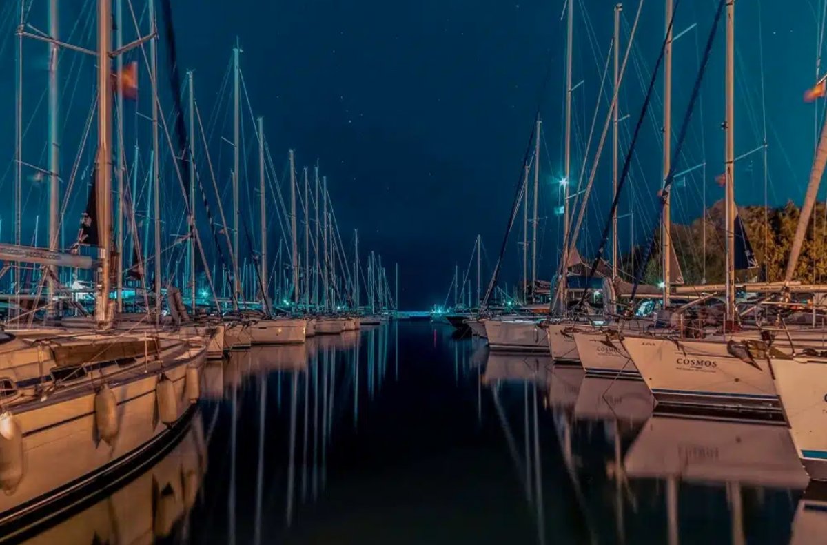 Genießen Sie die natürliche Schönheit der Kykladen von der See aus