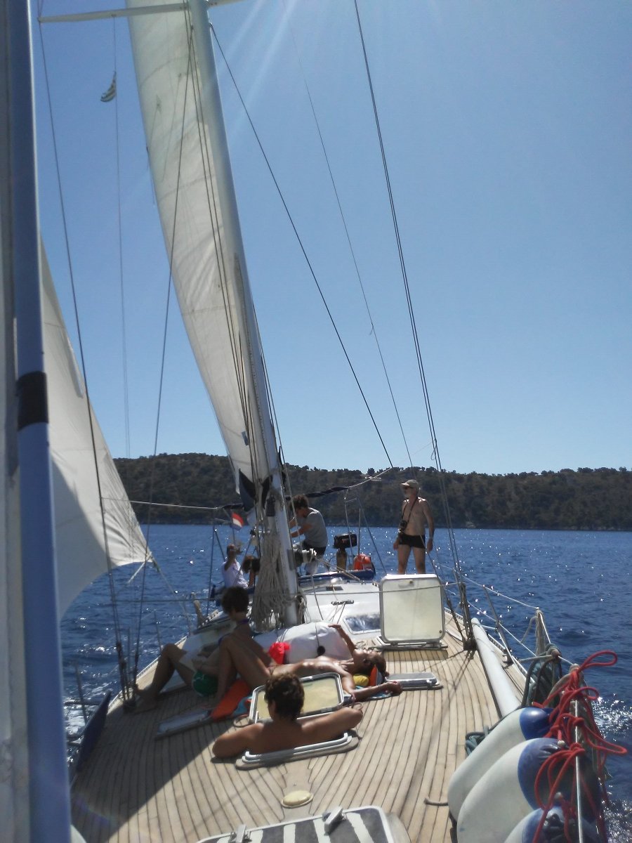 Prácticas de vela en las aguas del mar Jónico