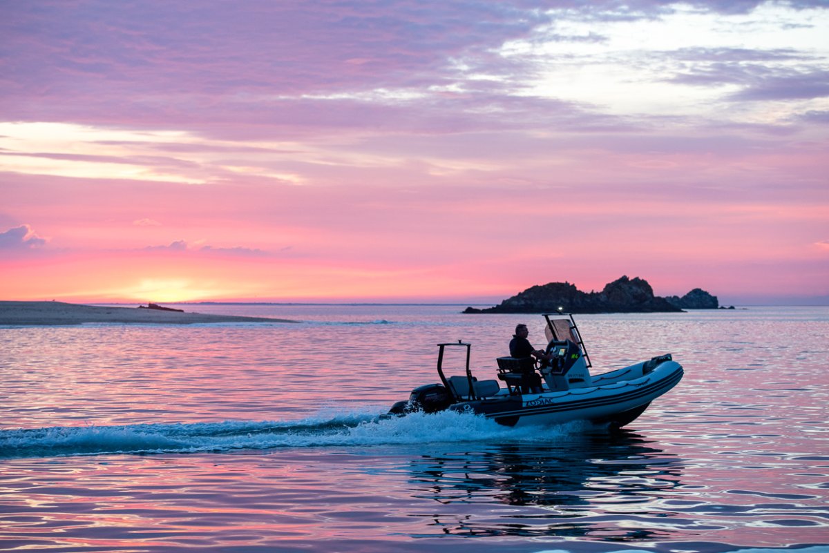 Erkunden Sie die wunderschönen Küstenlandschaften von Denia mit einem Motorboot