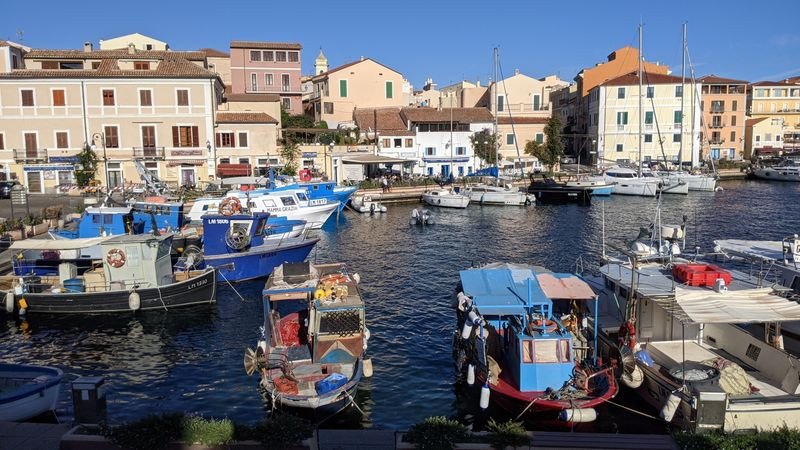 Segelkurs entlang der wunderschönen Küste Sardiniens.