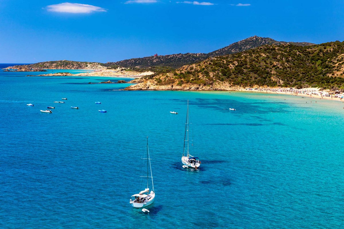 Morgendämmerung über dem Meer von einem Segelboot auf hoher See