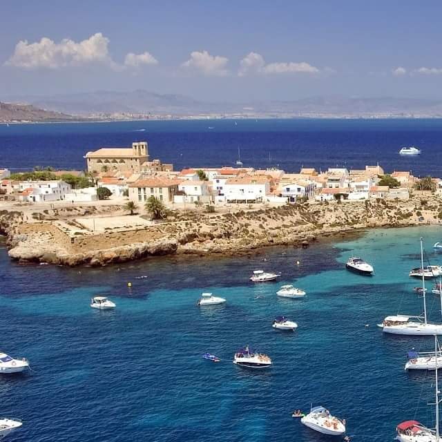 Immerse yourself in the beauty of the sea and sky in a one-morning sailing course in Alicante