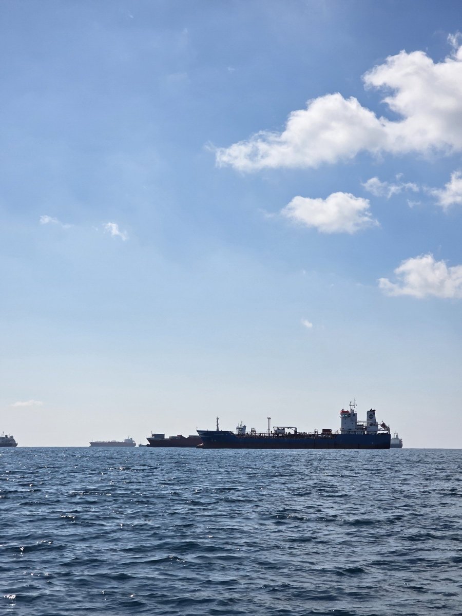 Barco en la playa de Barcelona