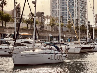 Naviga 2 ore su una barca a vela da Barcellona secondo i tuoi gusti