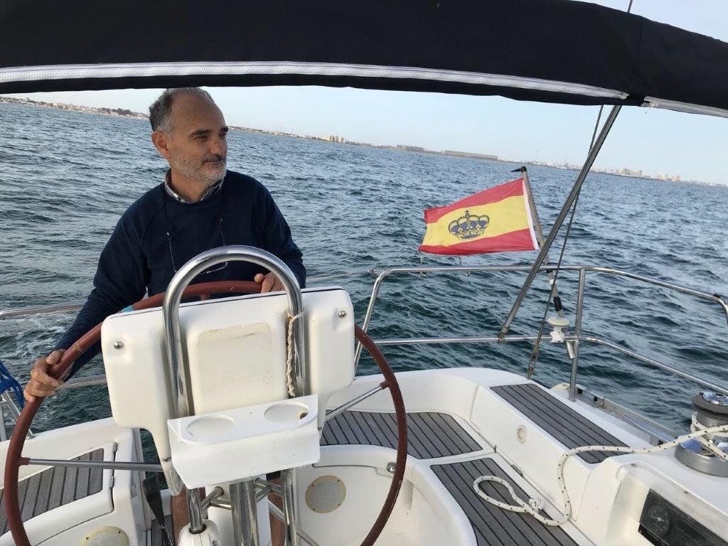 Learn to sail with experienced professionals