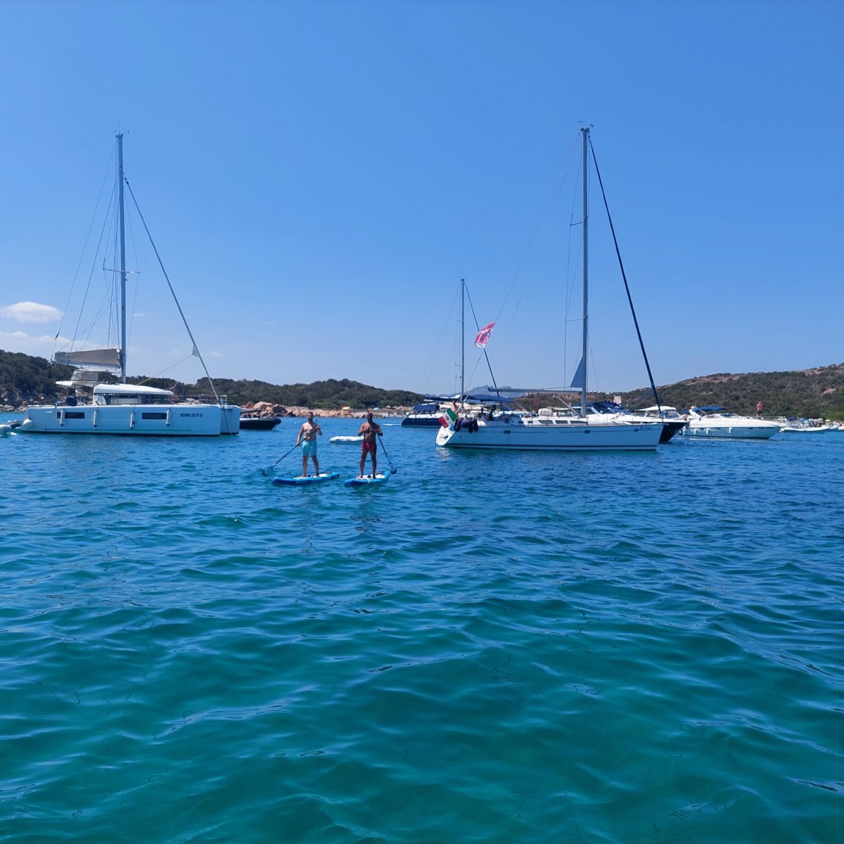 Segeln entlang der Küste Sardiniens