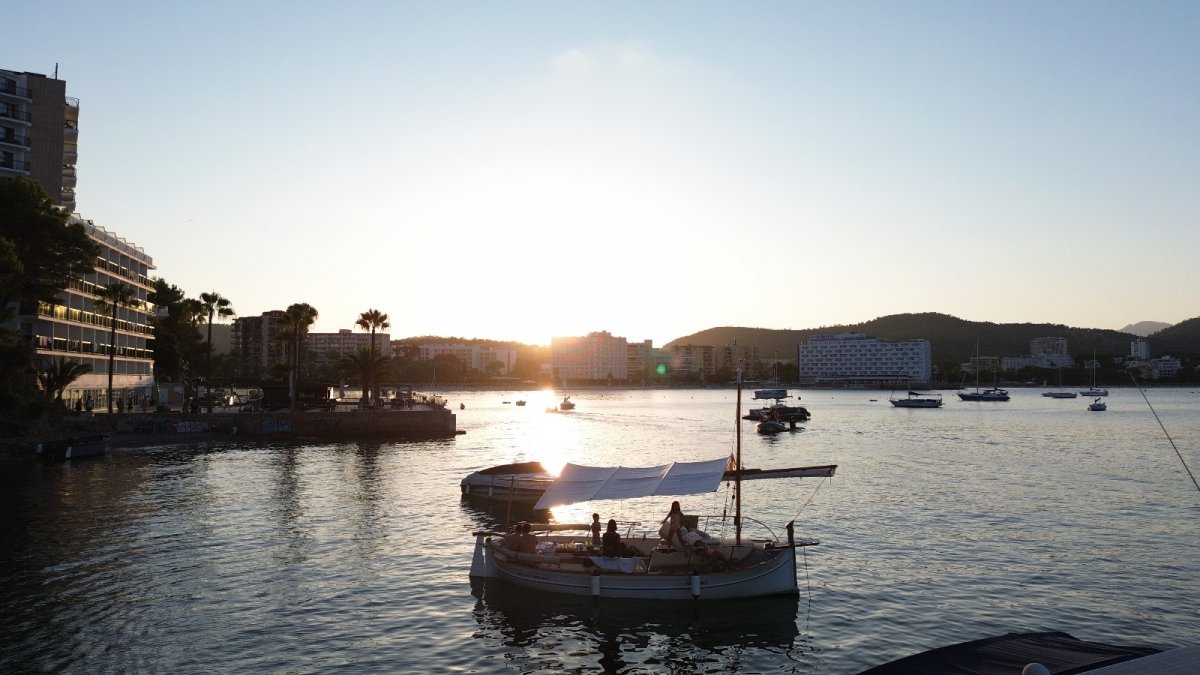 Viaje en llaüt eléctrico por la puesta de sol desde Puerto Portals