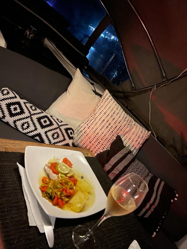 Las olas del mar caribeño golpeando el casco del barco