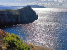 Boot in den blauen Gewässern der Kykladen