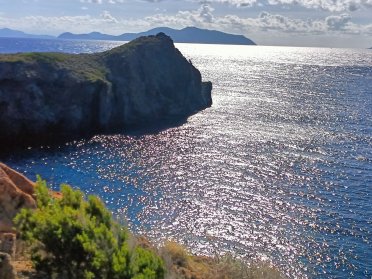Entre las míticas Cícladas, desde Thira hasta Milos