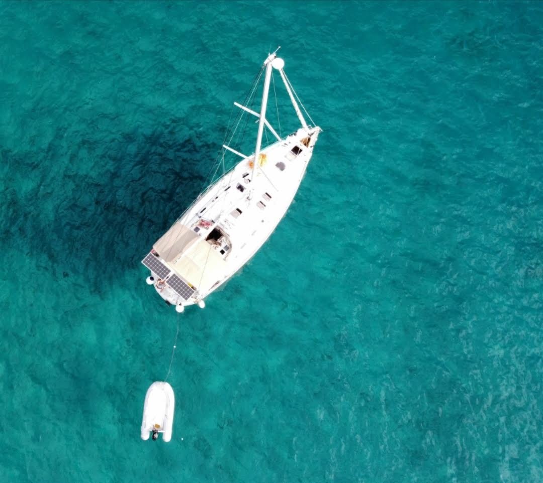 Escursione in barca a vela lungo la costa