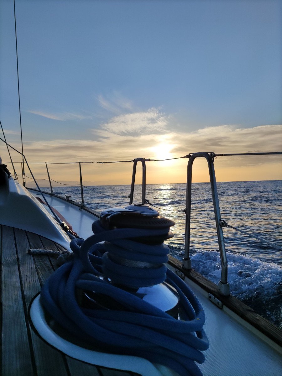 Barco a la deriva en la puesta de sol